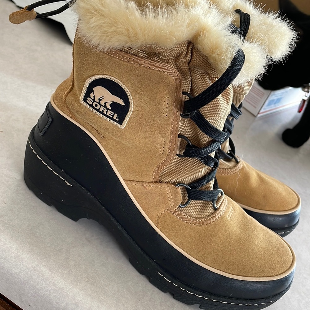 Sorel boots! Size 7.5 but can fit an 8!